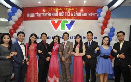 Chuyện chưa biết về cô giáo xinh xắn viết chữ đẹp "kiêm" MC của VTV - 3 MC Lan Phương bên cạnh các đồng nghiệp tại VTV