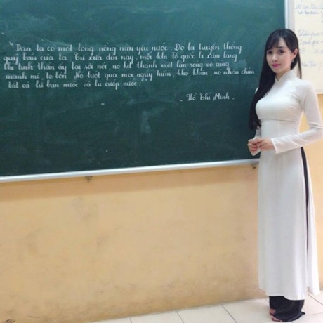 Chuyện chưa biết về cô giáo xinh xắn viết chữ đẹp "kiêm" MC của VTV - 2 Hình ảnh cô giáo Lan Phương trên bục giảng.