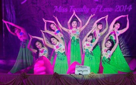 Thiếu nữ 1m72 giành vương miện Hoa khôi khoa Luật ĐHQGHN - 1 10 thí sinh đêm Chung kết Law Rose 2014 trong tiết mục biểu diễn mở màn.