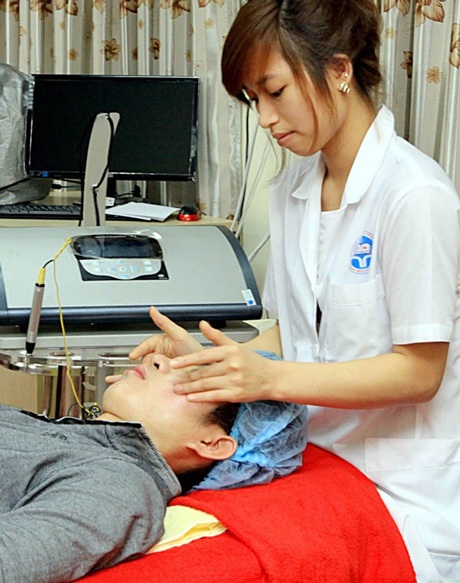 Kỹ thuật viên trị liệu giảm căng thẳng cho bệnh nhân