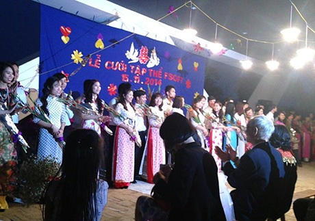 Đám cưới tập thể trao… nhẫn cỏ ở thế kỷ 21 - 7 Khay trầu têm cánh phượng để cô dâu chú rể mời khách