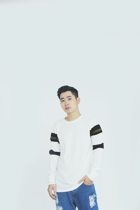 Bật mí công thức phối đồ cho nam ngày se lạnh - 12 Khỏe khoắn, nam tính với áo mỏng dài tay.