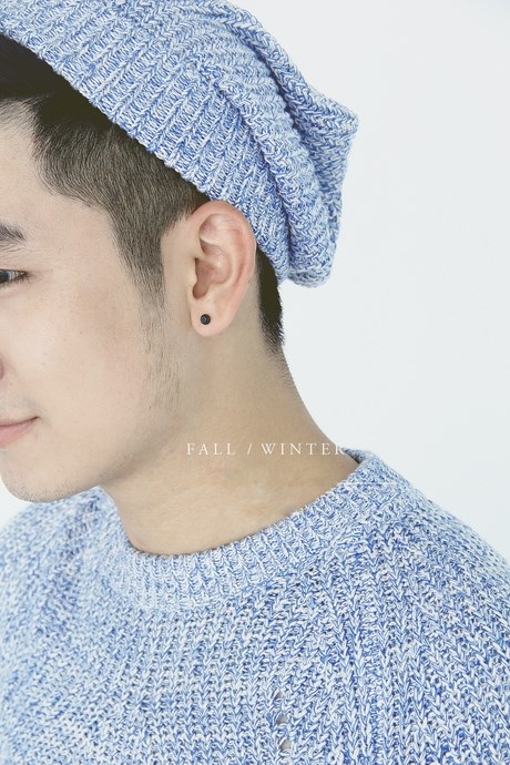 Bật mí công thức phối đồ cho nam ngày se lạnh - 2 Một chiếc mũ len ton-sur-ton với áo len tạo vẻ cá tính, trẻ trung.