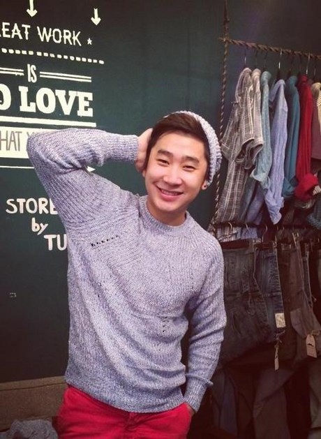 Bật mí công thức phối đồ cho nam ngày se lạnh - 3 Có thể thay quần jeans bằng quần kaki màu nổi bật khi mặc áo len tông màu nhã nhặn.