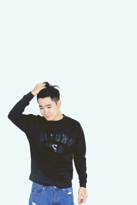 Bật mí công thức phối đồ cho nam ngày se lạnh - 4 Những chiếc áo nỉ là lựa chọn rất nhanh gọn cho bạn nam.