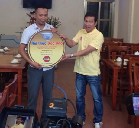 Chàng trai 8X kinh doanh với mô hình khép kín - 3 Anh Trần Văn Thọ giới thiệu mô hình chăn nuôi, tiêu thụ khép kín trên truyền hình.