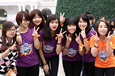 Giới trẻ Hà Nội đội mưa lan tỏa “tử tế” - 12 Cùng nhau chụp ảnh kỉ niệm