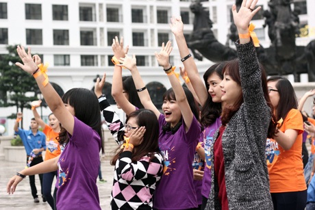 Giới trẻ Hà Nội đội mưa lan tỏa “tử tế” - 5 Vũ đạo trẻ trung, sôi động của buổi flashmob thu hút sự chú ý của đông đảo mọi người