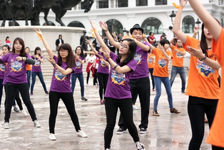 Giới trẻ Hà Nội đội mưa lan tỏa “tử tế” - 4 Vũ đạo trẻ trung, sôi động của buổi flashmob thu hút sự chú ý của đông đảo mọi người