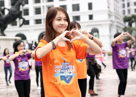 Giới trẻ Hà Nội đội mưa lan tỏa “tử tế” - 2 Dù trời mưa, những TNV tham gia nhảy flashmob vẫn nở nụ cười tươi rói.