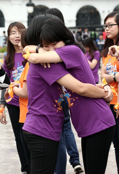 Giới trẻ Hà Nội đội mưa lan tỏa “tử tế” - 11 Những cái ôm ấp áp xua tan cái lạnh đầu đông