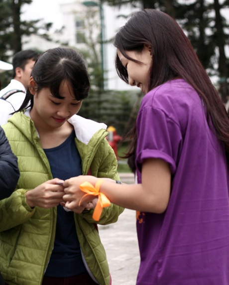 Giới trẻ Hà Nội đội mưa lan tỏa “tử tế” - 9 Các tình nguyện viên phát “thẻ tử tế” cho mọi người