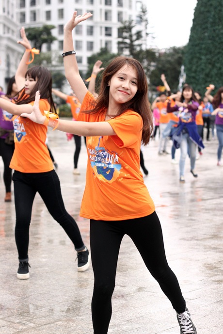 Giới trẻ Hà Nội đội mưa lan tỏa “tử tế” - 6 Vũ đạo trẻ trung, sôi động của buổi flashmob thu hút sự chú ý của đông đảo mọi người