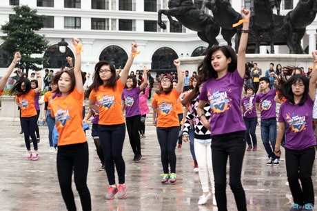 Giới trẻ Hà Nội đội mưa lan tỏa “tử tế” - 8 Vũ đạo trẻ trung, sôi động của buổi flashmob thu hút sự chú ý của đông đảo mọi người