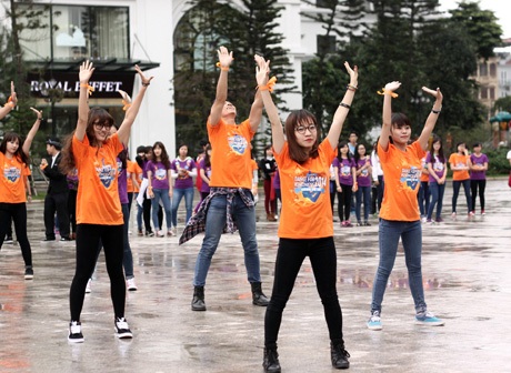 Giới trẻ Hà Nội đội mưa lan tỏa “tử tế” - 1 Dù trời mưa, những TNV tham gia nhảy flashmob vẫn nở nụ cười tươi rói.