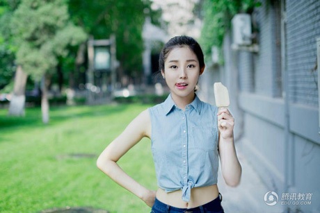 Ngắm vẻ xinh đẹp của tân Hoa khôi SV Trung Quốc - 2 Lee Hyun Zhen từng được biết đến qua bộ ảnh với que kem cắn dở.