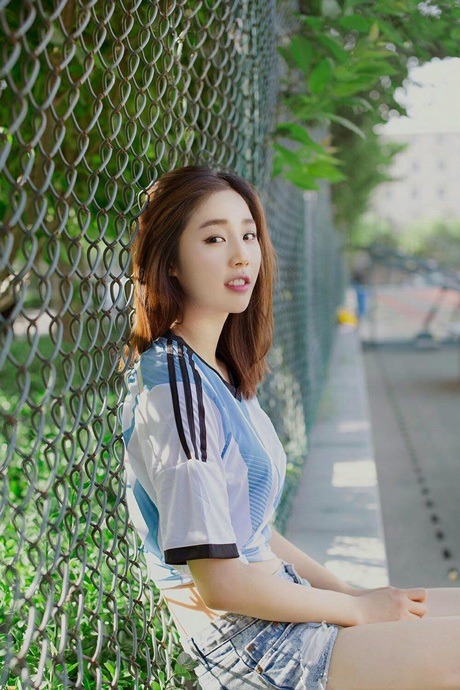 Ngắm vẻ xinh đẹp của tân Hoa khôi SV Trung Quốc - 5 Nét đáng yêu trong trang phục bóng đá.