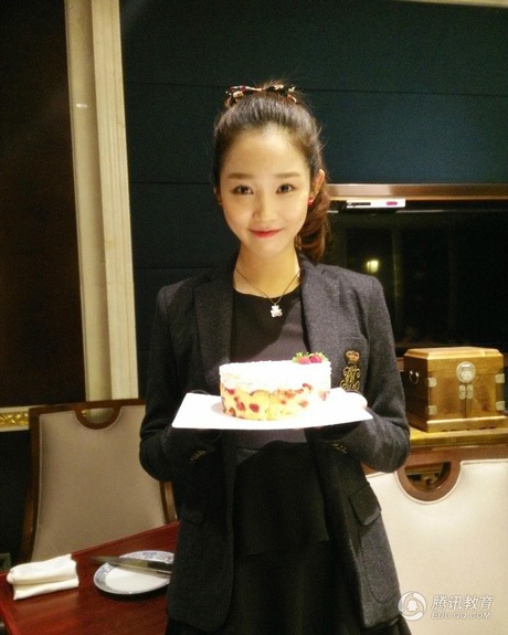 Ngắm vẻ xinh đẹp của tân Hoa khôi SV Trung Quốc - 12 Nét đáng yêu trong trang phục bóng đá.