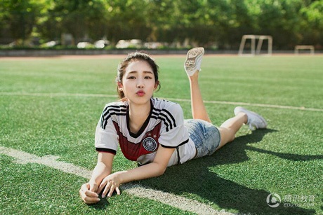 Ngắm vẻ xinh đẹp của tân Hoa khôi SV Trung Quốc - 8 Nét đáng yêu trong trang phục bóng đá.
