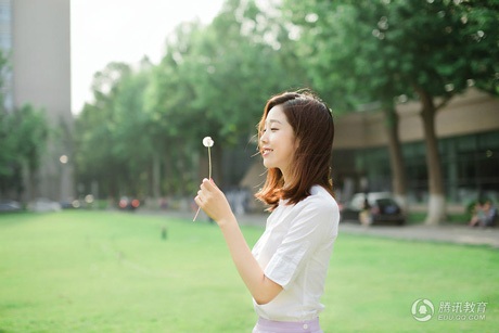 Ngắm vẻ xinh đẹp của tân Hoa khôi SV Trung Quốc - 9 Nét đáng yêu trong trang phục bóng đá.