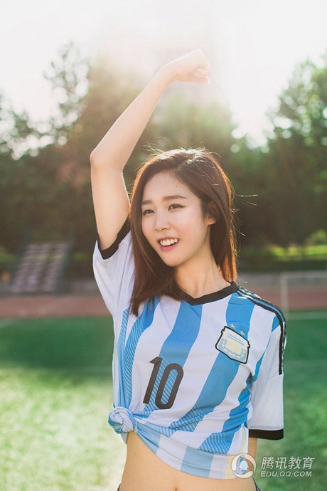 Ngắm vẻ xinh đẹp của tân Hoa khôi SV Trung Quốc - 6 Nét đáng yêu trong trang phục bóng đá.