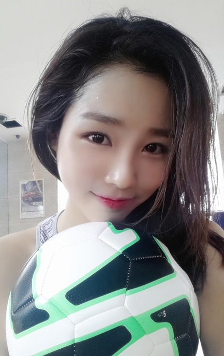 Ngắm vẻ xinh đẹp của tân Hoa khôi SV Trung Quốc - 7 Nét đáng yêu trong trang phục bóng đá.