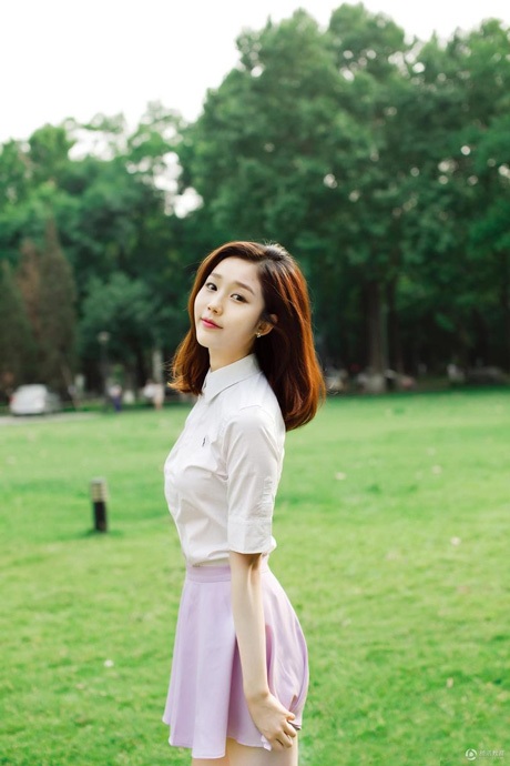 Ngắm vẻ xinh đẹp của tân Hoa khôi SV Trung Quốc - 10 Nét đáng yêu trong trang phục bóng đá.