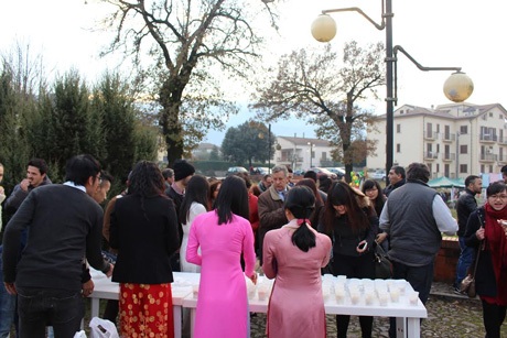 DHS Việt rộn rã sắc màu trong ngày văn hóa VN tại Italia