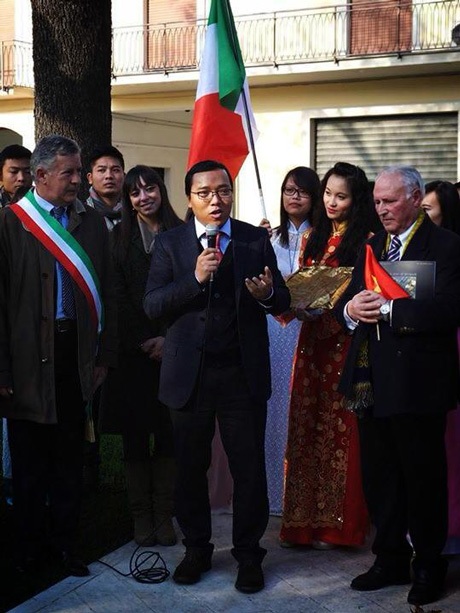 DHS Việt rộn rã sắc màu trong ngày văn hóa VN tại Italia