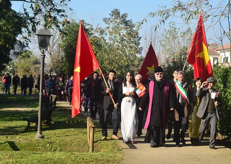 Lễ diễn hành mở màn ngày hội.