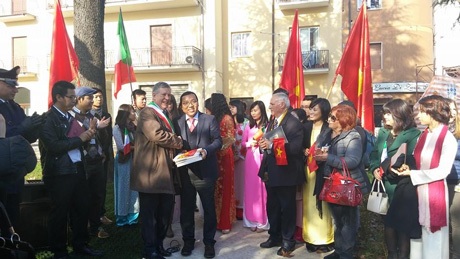 Triển lãm tranh giới thiệu hình ảnh đất nước và con người Việt.