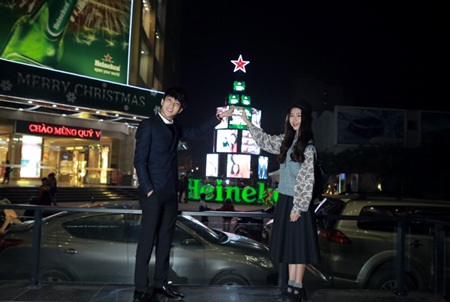 Hà Nội lung linh mùa Giáng sinh với những món đồ độc đáo, sắc màu - 17 Các bạn trẻ đều rất thích thú với cây thông độc đáo của Heineken