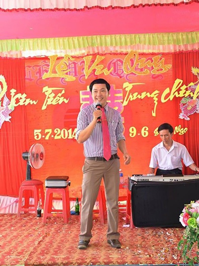 Thầy Đinh Như Huy với vai trò làm MC đám cưới. Ảnh: NVCC