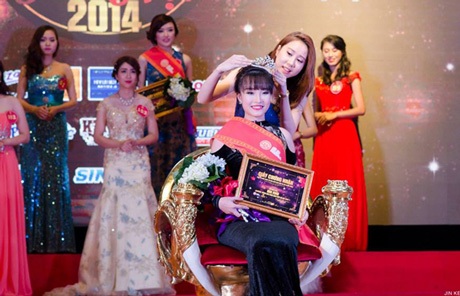 Hoa khôi Hà Nội 2014 “nghiện” hoạt động xã hội mà vẫn học giỏi - 5 Nhật Lệ trong giây phút đăng quang Hoa khôi sinh viên Hà Nội - Imiss Thăng Long năm 2014.