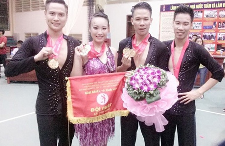 Hoa khôi Hà Nội 2014 “nghiện” hoạt động xã hội mà vẫn học giỏi - 6 Nhật Lệ cùng các bạn tham dự và đạt giải nhất Giải khiêu vũ thể thao SV 2013.