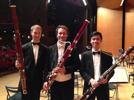 Chàng trai chơi kèn Bassoon "ẵm" học bổng hơn 600 triệu đồng/năm - 2 Duy Long (phải) cùng các đồng nghiệp chơi kèn bassoon.
