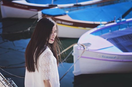 Hoa khôi Việt đất Pháp vào vai hướng dẫn viên khám phá Giao thừa tại Nice - 9 Port de Nice (Cảng Nice) với những con thuyền nhỏ sắc màu