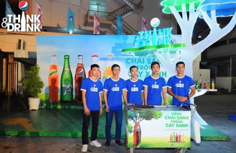 Cận cảnh chai thủy tinh khổng lồ tại Nhà văn hóa thanh niên TPHCM - 11 Các bạn trẻ không thể bỏ lỡ góc chụp kool như thế này phải không nào!
