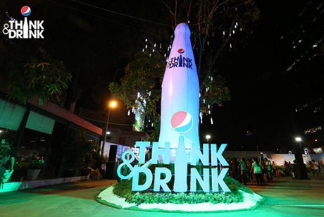Cận cảnh chai thủy tinh khổng lồ tại Nhà văn hóa thanh niên TPHCM - 1 Cận cảnh chai thủy tinh khổng lồ tại Nhà văn hóa thanh niên TPHCM