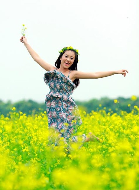 “Ong vàng” Thúy Quỳnh khoe sắc giữa thảm cải vàng - 4 Hoài Thư