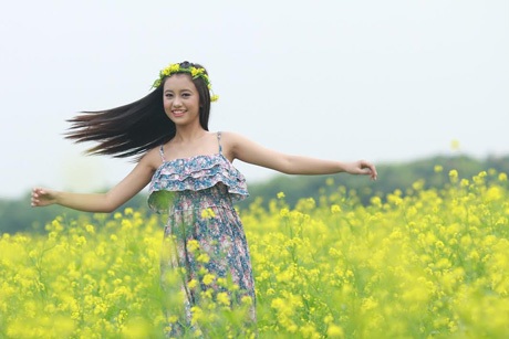 “Ong vàng” Thúy Quỳnh khoe sắc giữa thảm cải vàng - 6 Hoài Thư