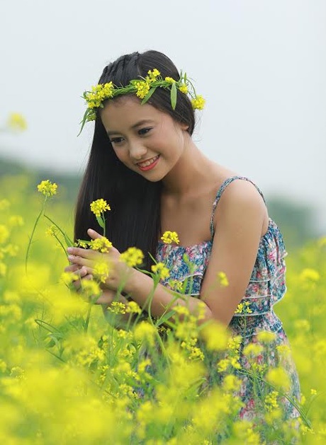 “Ong vàng” Thúy Quỳnh khoe sắc giữa thảm cải vàng - 9 Hoài Thư