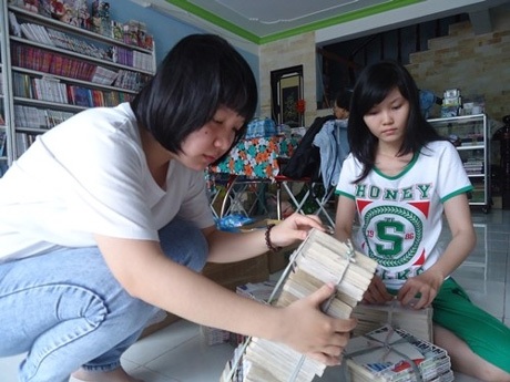 Tiền công hạnh phúc - 1 Hai bạn Kim Yến và Bảo Ngọc giúp việc tại tiệm sách.