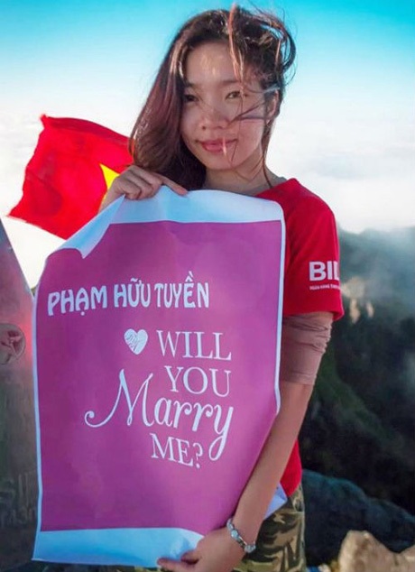 4 cô nàng nổi tiếng vì hành động táo bạo năm 2014 - 5 9x mạo hiểm leo lên nóc nhà Đông Dương để cầu hôn bạn trai