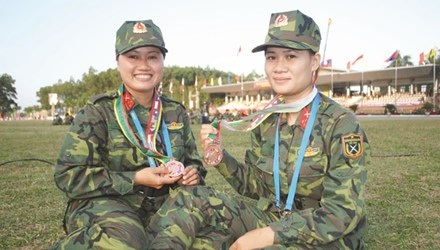 Chuyện về nữ xạ thủ có duyên với huy chương - 1 Thiếu úy Phạm Thị Hà (phải) cùng đồng đội. Ảnh: Duy Ngợi.