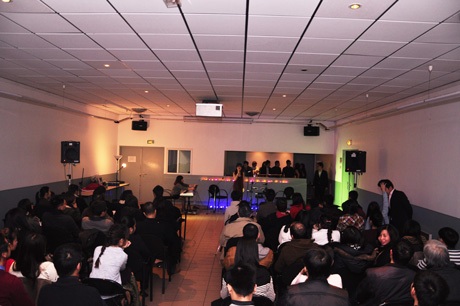 “Ký ức mùa đông” trong lòng du học sinh Pháp - 3 Chủ tịch SVREN, anh Lê Khang, phát biểu mở đầu chương trình