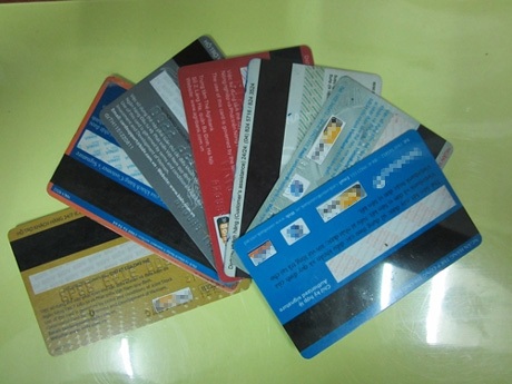 Hỏi mua lại thẻ ATM - Chiêu lừa đảo mới - 1 Những chiếc thẻ ATM có thể trở thành“công cụ” cho bọn tội phạm lừa đảo.