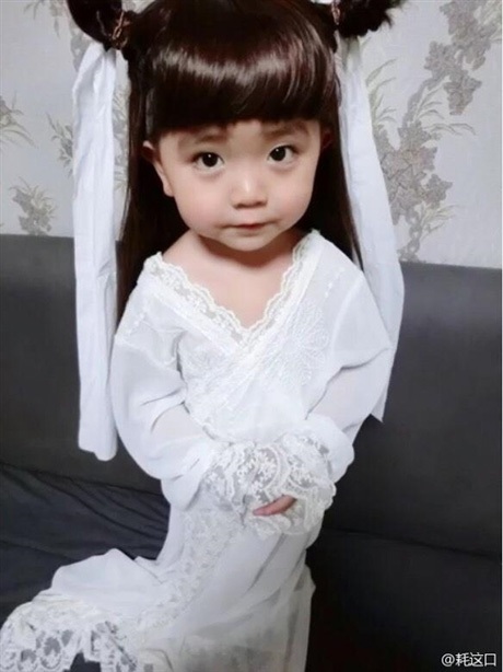 Em bé hoá trang giống “Tiểu Long Nữ” gây sốt - 6 Theo