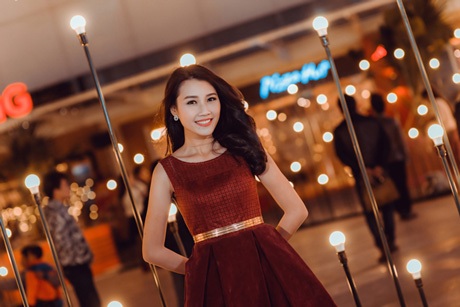 Ngắm dung nhan xinh đẹp của Á khôi báo chí - 2 Trong chiếc váy màu đỏ đun đơn giản làm tôn lên làn da trắng mịn màng của Thanh Tú.