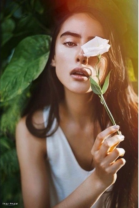 Nhan sắc “bông hồng lai” 9X của làng mẫu Việt - 5 Emily được mời chụp nhiều tạp chí với phong cách khác nhau.